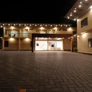 Hotel Treebo Grand Vistara Airport